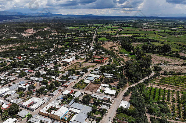 墨西哥索诺拉市巴纳米奇普韦布洛风景区。在新布拉多的杜兰特，帕萨杰农村和文化营地。。。拖车的鸟瞰图