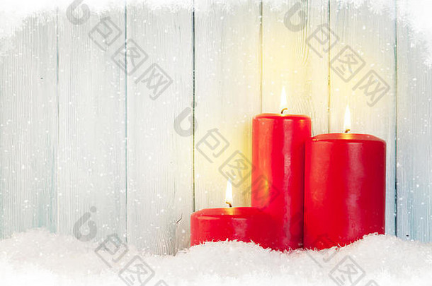 圣诞节背景蜡烛雪前面木墙复制空间