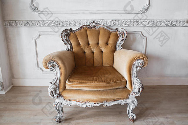 生活房间古董时尚的米色扶手椅奢侈品白色墙设计浅浮雕粉刷模具罗科科元素