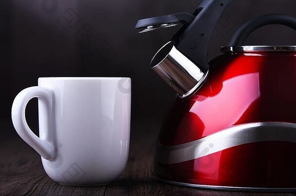 红色不锈钢炉灶壶，带哨子和咖啡杯