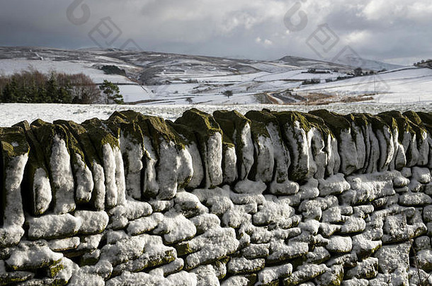 传统的drystone<strong>墙</strong>覆盖雪峰区德比郡英格兰