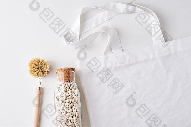 玻璃Jar木刷购物袋白色背景浪费概念厨房背景塑料餐具