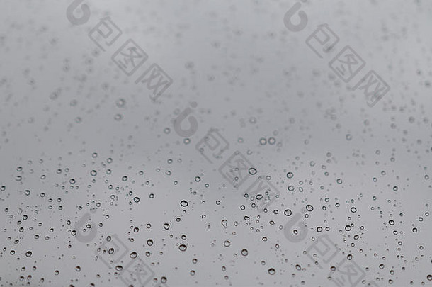雨滴在光滑的玻璃上留下模糊的痕迹