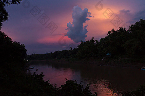 日落时分，湄公河上空的阿尔卑斯山光