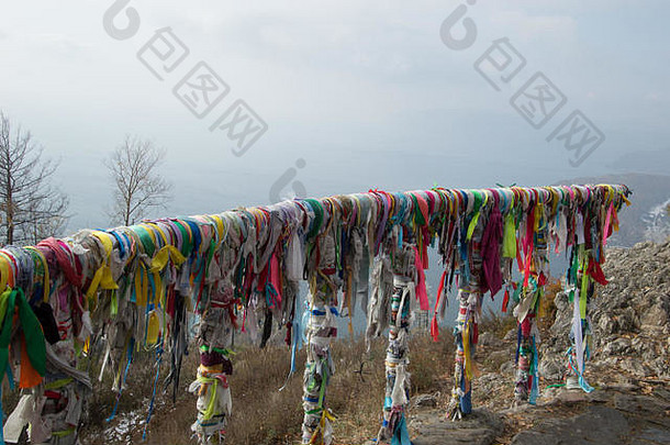 情侣们用五颜六色的缎带系在栏杆上，庆祝爱情，其他人则用缎带来纪念健康、财富和所爱的人。
