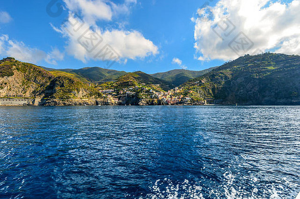 五星岛风景如画的利古里亚海岸，从海上的游船上可以看到色彩斑斓的里奥马焦尔村