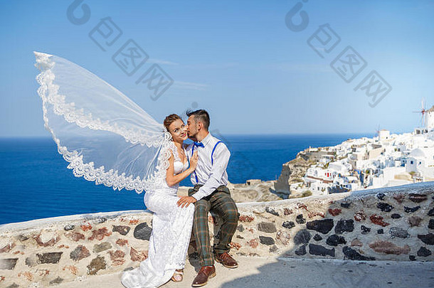 新郎吻新娘面纱收敛了风希腊圣托里尼岛岛