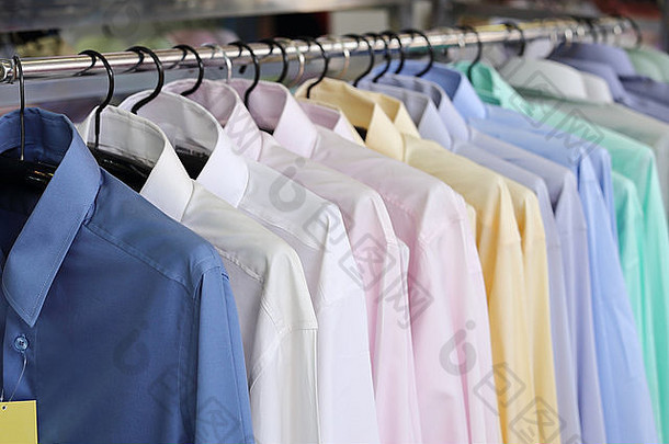 零售店衣架上不同颜色的男式格子衬衫
