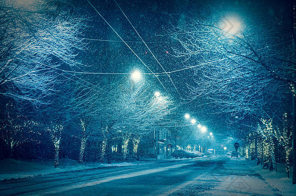 雪路晚上市中心冬天季节