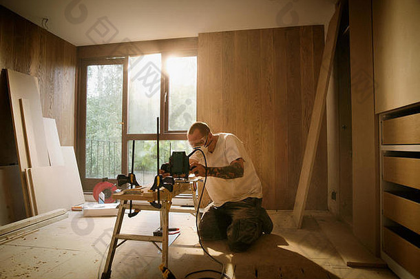 建设工人电减少木房子