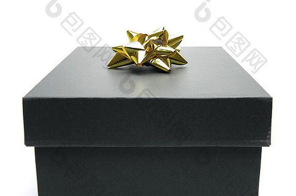 白色背景下的黑色礼品盒