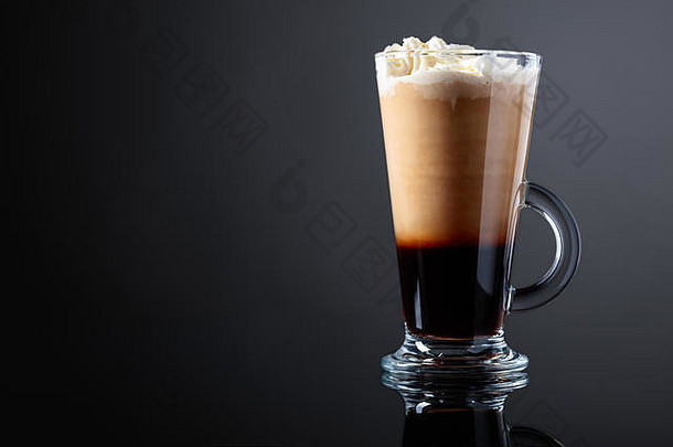 黑底加奶油的咖啡饮料或鸡尾酒。为文本空间。
