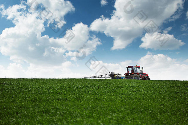 农业拖拉机喷涂绿色小麦场喷雾器