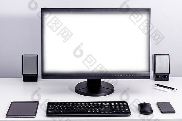 有组织的工作场所桌面上的空白白色pc显示器。