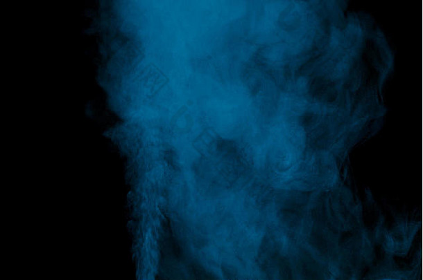 黑色背景上的抽象海蓝水蒸气。纹理设计元素。抽象艺术。蒸汽加湿器。微距镜头。