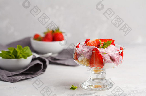 草莓甜点。小浆果，芝士蛋糕，冻糕。浅背景玻璃中的浆果慕斯。