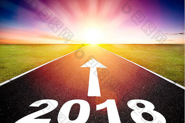 在空旷的道路上驾驶，2018年新年快乐概念