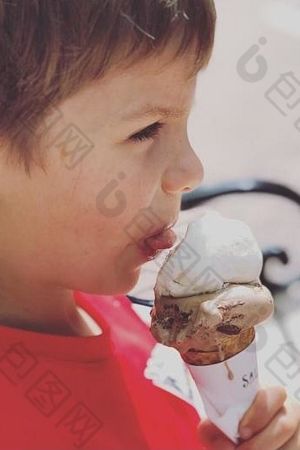 小男孩在舔冰淇淋