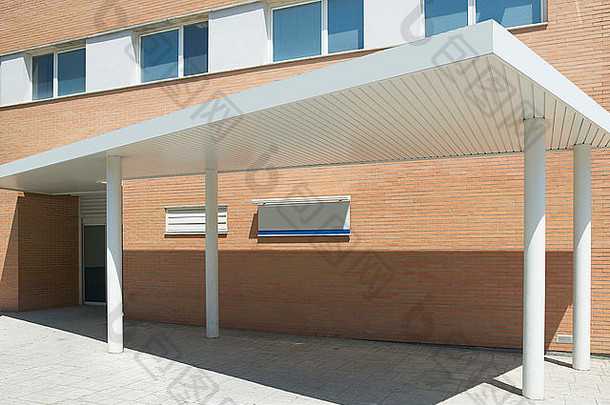 现代办公楼外部混凝土和砖结构中的铝阳伞