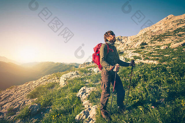 年轻的男人。背包登山户外旅行生活方式概念山背景夏天假期