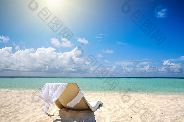 单椅子白色沙子海滩多云的蓝色的天空太阳