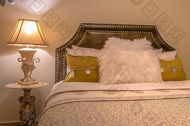 全景框架双人床和圆形边桌，在一个美丽的卧室内有台灯