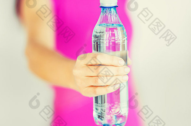 带着一瓶水的运动型女人