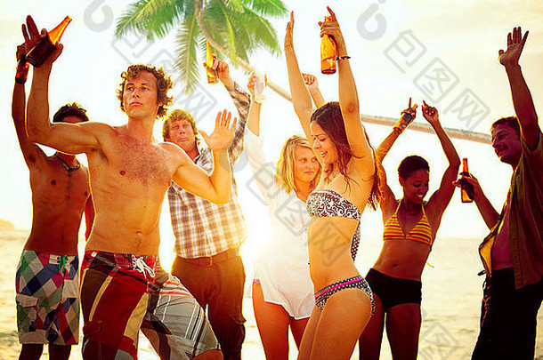 一群年轻人在海滩边庆祝