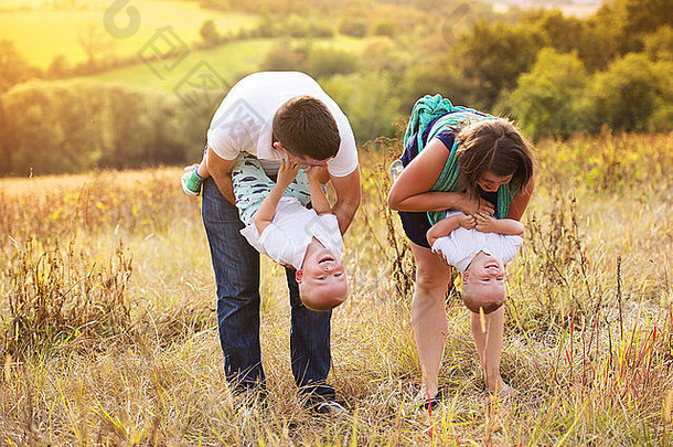 幸福的一家人<strong>在</strong>草地户外一起享受生活。