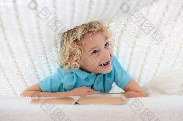 孩子阅读书床上针织毯子孩子们舒适的卧室舒适风格男孩家庭作业睡眠