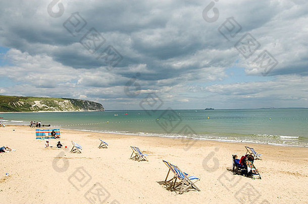 英国多塞特郡斯瓦纳奇海滩阴天的淡季空躺椅