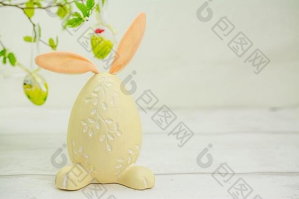 有趣的复活节兔子和巧克力复活节蛋