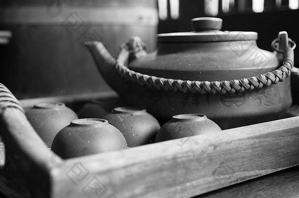 木制托盘上的中国茶具特写