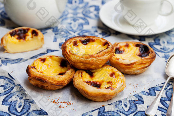 蛋蛋挞传统的葡萄牙语甜点柔和的出生羊皮纸纸蓝色的背景