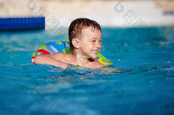 快乐男孩组合成的生活环有趣的游泳池度假胜地