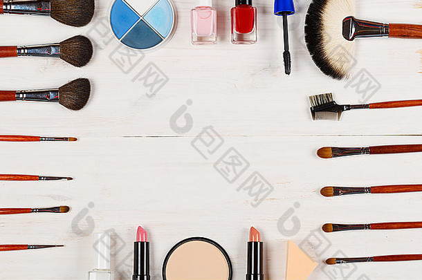 白色木质背景上的各种化妆产品，带有文字空间