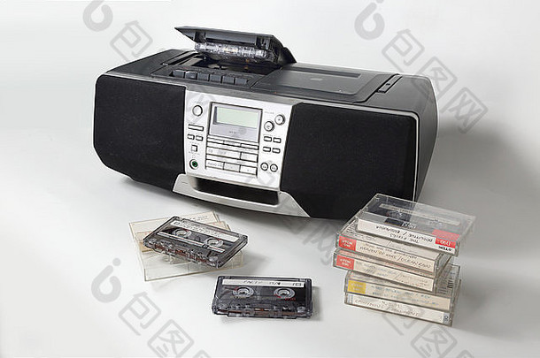 家庭录制的盒式磁带堆放在20世纪90年代风格的盒式磁带、收音机和CD播放机前