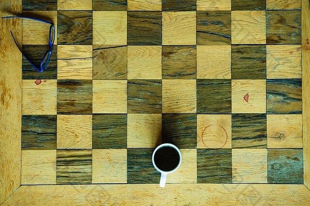 休闲放松时间业务策略概念部分国际象棋木表格眼镜咖啡杯热喝空中视图