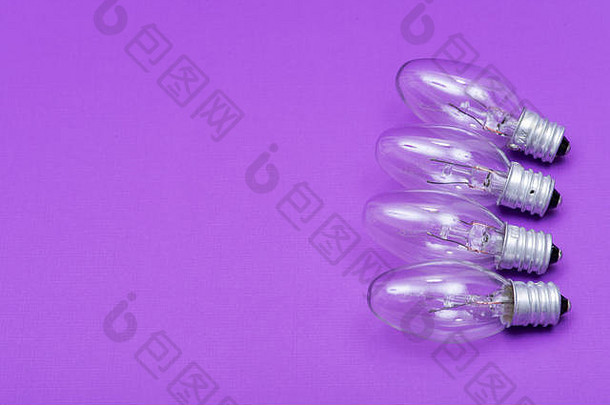 透明白炽夜灯灯泡，带紫色背景的烛台底座。