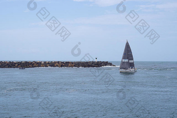 帆船在黄金海岸的海边航行