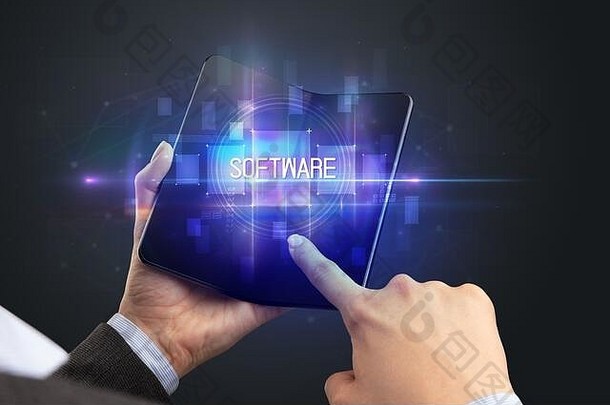 商人手持一部带有软件铭文的可折叠智能手机，这是一个新的技术概念