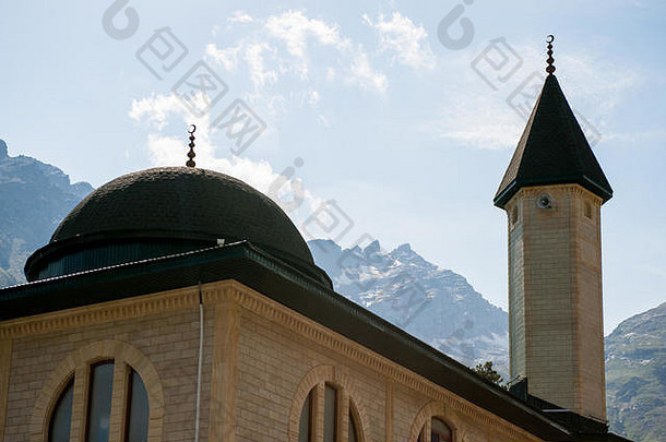 雪山和天空背景下的清真寺