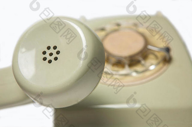 白色背景上隔离的老式电话接收器