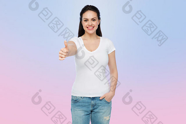happy womanin白色t恤，竖起大拇指