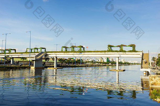 越南<strong>胡</strong>志明市8区Vo Van Kiet公路5号人行桥。行人天桥横跨Vo Van Kiet公路和头湖运河