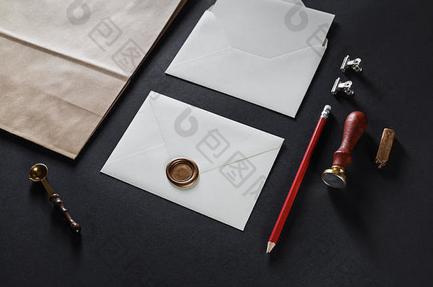 空白白色信封，复古文具，黑色纸张背景。