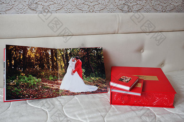 优雅的红色婚礼相册或相册，柔和的米色背景。