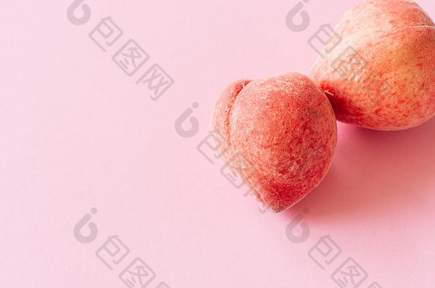 新鲜的成熟的桃子粉红色的背景有机食物概念关闭