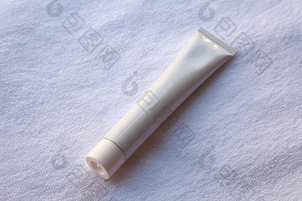 白色牙膏、奶油或凝胶管，白色清洁，适合您的设计产品（在白色毛巾上）
