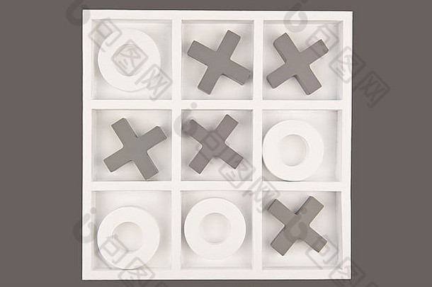 灰色和白色的木制棋盘和交叉棋盘，在灰色背景中隔离